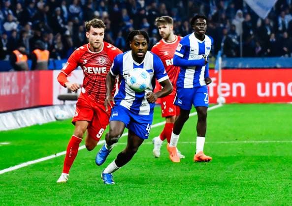 Soccer 2 Bundesliga, Hertha BSC Berlin 1 FC Köln 02 11 2024, xdanx, Soccer 2 Bundesliga, Hertha BSC Berlin 1 FC Köln v l Luca Waldschmift 1 FC Köln 9 ,Deyovaisio Zeefuik Hertha BSC 42 ,duel, duel, fight, tackle DFL DFB REGULATIONS PROHIBIT ANY USE OF PHOTOGRAPHS as IMAGE SEQUENCES and or QUASI VIDEO Daniel Lakomski Mix1 Berlin Olympiastadion Berlin Berlin Germany EN Copyright: xDanielxLakomskix