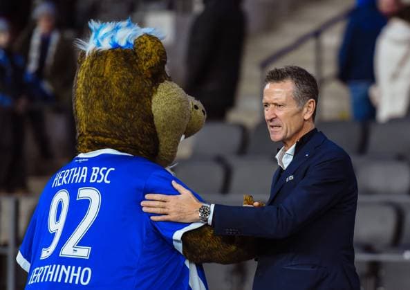 Soccer 2 Bundesliga, Hertha BSC Berlin 1 FC Köln 02 11 2024, xdanx, Soccer 2 Bundesliga, Hertha BSC Berlin 1 FC Köln v l Mascot Herthino greets Thomas E Herrich Hertha BSC Managing Director DFL DFB REGULATIONS PROHIBIT ANY USE OF PHOTOGRAPHS as IMAGE SEQUENCES and or QUASI VIDEO Daniel Lakomski Mix1 Berlin Olympiastadion Berlin Berlin Germany EN Copyright: xDanielxLakomskix