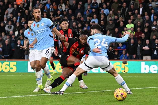 Bournemouth v Manchester City Premier League 02 11 2024. Goal 1-0 - Antoine Semenyo (24) of AFC Bournemouth scores the opening goal during the Premier League match between Bournemouth and Manchester City at the Vitality Stadium, Bournemouth, England on 2 November 2024. Bournemouth Vitality Stadium Dorset England Editorial use only DataCo restrictions apply See www.football-dataco.com , Copyright: xGrahamxHuntx PSI-20731-0297