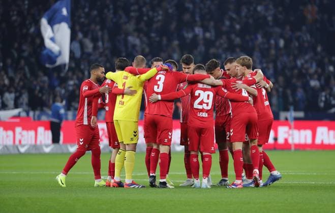 Linton Maina, Denis Huseinbasic, goalkeeper Marvin Schwäbe, Dominique Heintz, Jan Thielmann, Timo Hübers, Cologne team circle swearing in before the start of the match Ritual Sport Football Football DFL 2 Bundesliga Men 11 Matchday Season 2024 2025 02 11 2024 Hertha BSC Berlin vs 1 FC Köln DFL regulations prohibit any use of photographs as image sequences and or quasi video