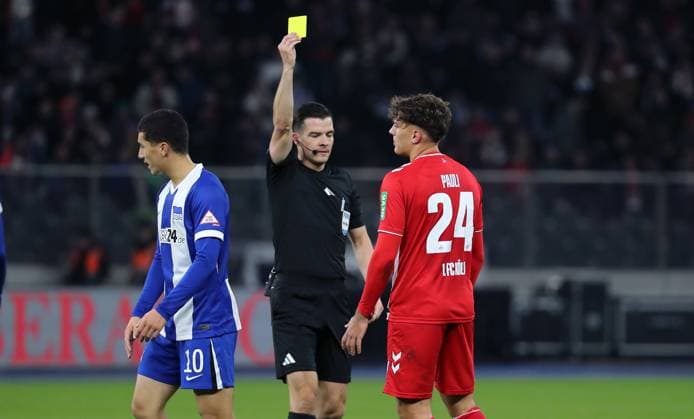 Referee Harm Osmers yellow card for Julian Pauli Sport Soccer Football DFL 2 Bundesliga Men 11 Matchday Season 2024 2025 02 11 2024 Hertha BSC Berlin vs 1 FC Köln DFL regulations prohibit any use of photographs as image sequences and or quasi video