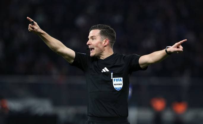 Referee Harm Osmers shouting, pointing, gesticulating Action upper body Sport Football Soccer DFL 2 Bundesliga Men 11 Matchday Season 2024 2025 02 11 2024 Hertha BSC Berlin vs 1 FC Köln DFL regulations prohibit any use of photographs as image sequences and or quasi video