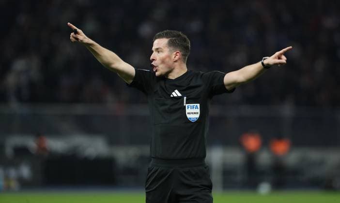 Referee Harm Osmers shouting, pointing, gesticulating Action upper body Sport Football Soccer DFL 2 Bundesliga Men 11 Matchday Season 2024 2025 02 11 2024 Hertha BSC Berlin vs 1 FC Köln DFL regulations prohibit any use of photographs as image sequences and or quasi video