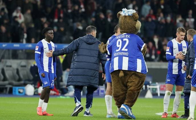 Boris Mamuzah Lum disappointed after the end of the match, coach Cristian Fiel, mascot Herthinho disappointment Sport Soccer Football DFL 2 Bundesliga Men 11 Matchday Season 2024 2025 02 11 2024 Hertha BSC Berlin vs 1 FC Köln DFL regulations prohibit any use of photographs as image sequences and or quasi video