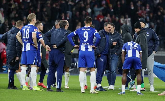 Coach Cristian Fiel talks to the team after the match Disappointment Sport Football Soccer DFL 2 Bundesliga Men 11 Matchday Season 2024 2025 02 11 2024 Hertha BSC Berlin vs 1 FC Köln DFL regulations prohibit any use of photographs as image sequences and or quasi video