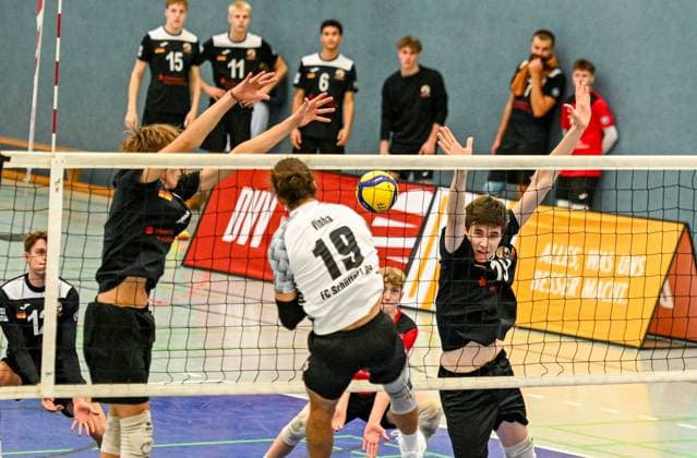 Volleyball 2 BL VC Juniors Frankfurt FC Schüttorf 09 02 11 24, Seils, Phillip Juniors , Vieira da Vinha, JosÃ Schüttorf , Kreuzer , Kalle Matti Juniors ,