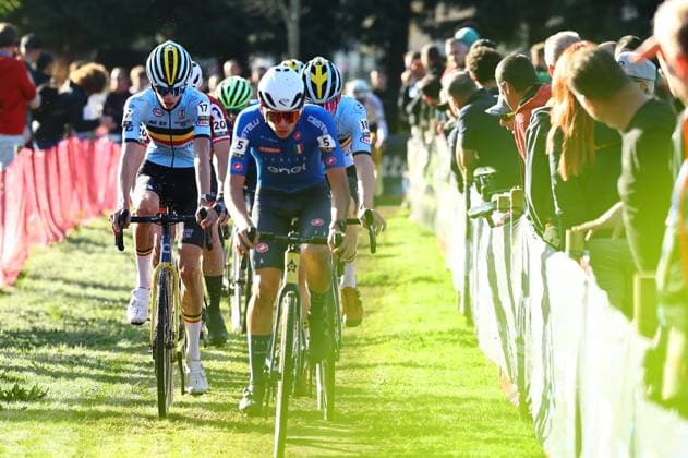 Belgian Giel Lejeune (L) pictured in action during the men junior race at the European Championships cyclocross cycling in Pontevedra, Spain, Sunday 03 November 2024. DAVIDxPINTENS  x104418376x