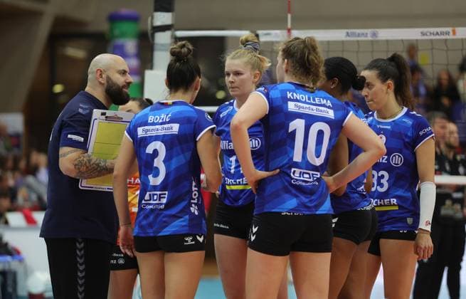 Stuttgart , Volleyball Bundesliga Women, Allianz MTV Stuttgart vs Dresdner SC , Coach Konstantin Bitter Stgt with his team