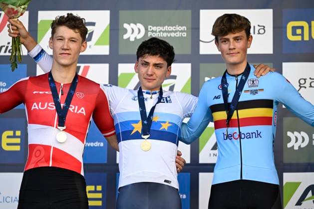 2024 UEC Cyclo-Cross EC - Men Juniors PONTEVEDRA, SPAIN - NOVEMBER 03 : Hofer Valentin (AUT) winning the silver medal, Agostinacchio Mattia (ITA) winning the gold medal and Vanden Eynde Mats (BEL) winning the bronze medal pictured during the podium ceremony of the 2024 UEC Cyclo-Cross European Championships for Men Juniors on November 03, 2024 in Pontevedra, Spain, 03 11 2024 Pontevedra Spain  Copyright: xNicoxVereeckenx