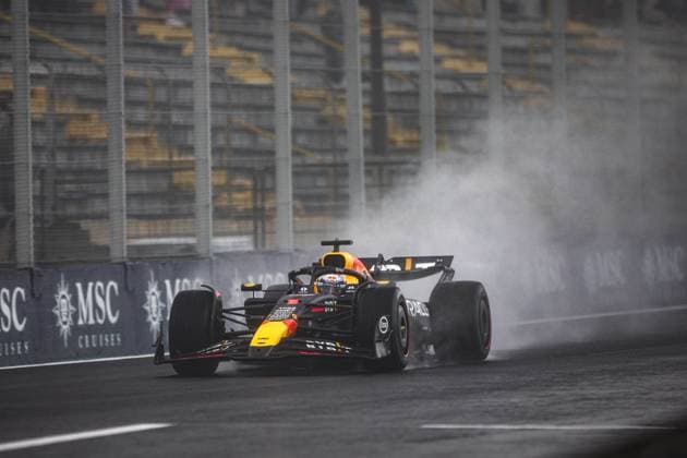 01 VERSTAPPEN Max (nld), Red Bull Racing RB20, action during the Formula 1 Grande Premio de Sao Paulo 2024, 21th round of the 2024 Formula One World Championship, WM, Weltmeisterschaft from November 1 to 3, 2024 on the Interlagos Circuit, in Sao Paulo, Brazil - F1 - SAO PAULO GRAND PRIX 2024 DPPI Panoramic  241103_R21_BRASILE_DP_XB3_3299