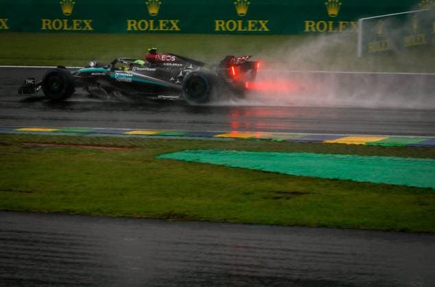 Treino classificatório GP F1 Lenovo SP SÃO PAULO, SP - 03.11.2024: TREINO CLASSIFICATÓRIO GP F1 LENOVO SP - It takes place this Sunday (03) at the Interlagos racetrack, in the south of the capital of São Paulo, after being postponed due to the heavy rain that fell this Saturday (02), the qualifying training for the Formula 1 Lenovo Grand Prix of São Paulo 2024. In the photo, the pilot Lewis Hamilton 44, MERCEDES. (Photo: Aloisio Mauricio Fotoarena) x2644959x  AloisioxMauricio