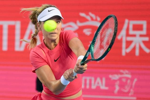 (241103) -- HONG KONG, Nov. 3, 2024 -- Katie Boulter hits a return during the women s singles final match between Diana Shnaider of Russia and Katie Boulter of Britain at the WTA250 Hong Kong Tennis Open in Hong Kong, south China, Nov. 3, 2024. ) (SP)CHINA-HONG KONG-TENNIS WTA, Tennis Damen 250-WOMEN S SINGLES (CN) ZhuxWei 
