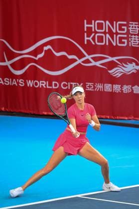 (241103) -- HONG KONG, Nov. 3, 2024 -- Katie Boulter hits a return during the women s singles final match between Diana Shnaider of Russia and Katie Boulter of Britain at the WTA250 Hong Kong Tennis Open in Hong Kong, south China, Nov. 3, 2024. ) (SP)CHINA-HONG KONG-TENNIS WTA, Tennis Damen 250-WOMEN S SINGLES (CN) ZhuxWei 