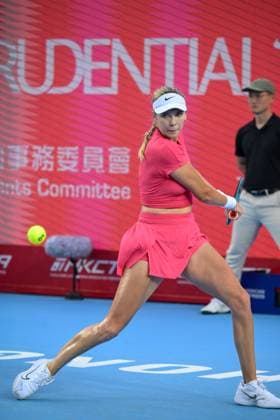 (241103) -- HONG KONG, Nov. 3, 2024 -- Katie Boulter hits a return during the women s singles final match between Diana Shnaider of Russia and Katie Boulter of Britain at the WTA250 Hong Kong Tennis Open in Hong Kong, south China, Nov. 3, 2024. ) (SP)CHINA-HONG KONG-TENNIS WTA, Tennis Damen 250-WOMEN S SINGLES (CN) ZhuxWei 