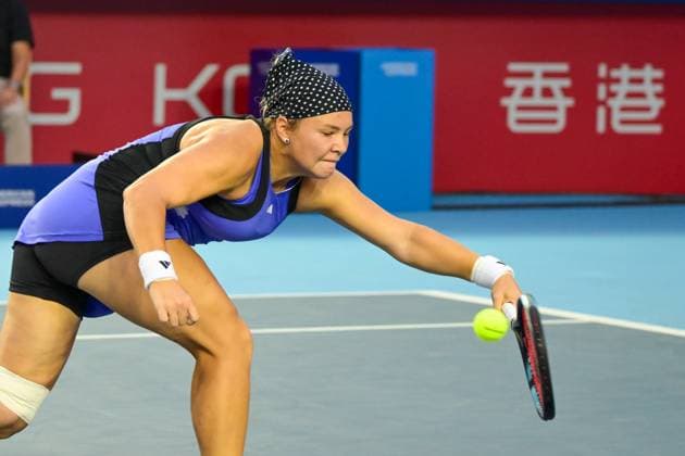 (241103) -- HONG KONG, Nov. 3, 2024 -- Diana Shnaider hits a return during the women s singles final match between Diana Shnaider of Russia and Katie Boulter of Britain at the WTA250 Hong Kong Tennis Open in Hong Kong, south China, Nov. 3, 2024. ) (SP)CHINA-HONG KONG-TENNIS WTA, Tennis Damen 250-WOMEN S SINGLES (CN) ZhuxWei 