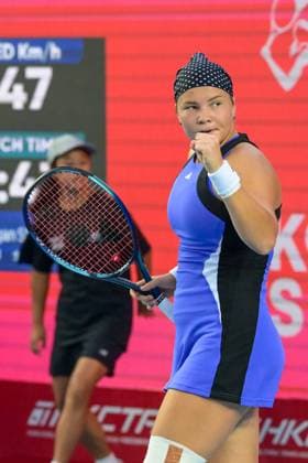 (241103) -- HONG KONG, Nov. 3, 2024 -- Diana Shnaider celebrates during the women s singles final match between Diana Shnaider of Russia and Katie Boulter of Britain at the WTA250 Hong Kong Tennis Open in Hong Kong, south China, Nov. 3, 2024. ) (SP)CHINA-HONG KONG-TENNIS WTA, Tennis Damen 250-WOMEN S SINGLES (CN) ZhuxWei 