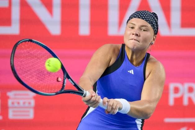 (241103) -- HONG KONG, Nov. 3, 2024 -- Diana Shnaider hits a return during the women s singles final match between Diana Shnaider of Russia and Katie Boulter of Britain at the WTA250 Hong Kong Tennis Open in Hong Kong, south China, Nov. 3, 2024. ) (SP)CHINA-HONG KONG-TENNIS WTA, Tennis Damen 250-WOMEN S SINGLES (CN) ZhuxWei 