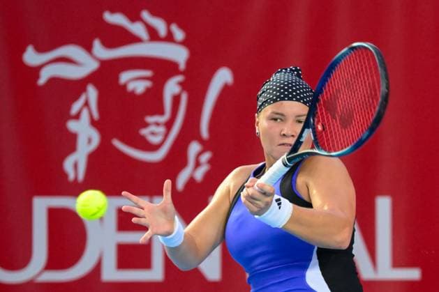 (241103) -- HONG KONG, Nov. 3, 2024 -- Diana Shnaider hits a return during the women s singles final match between Diana Shnaider of Russia and Katie Boulter of Britain at the WTA250 Hong Kong Tennis Open in Hong Kong, south China, Nov. 3, 2024. ) (SP)CHINA-HONG KONG-TENNIS WTA, Tennis Damen 250-WOMEN S SINGLES (CN) ZhuxWei 