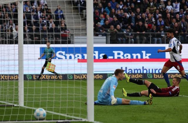GER, 2 Liga, Hamburger SV vs 1 FC Nuernberg 03 11 2024, Volksparkstadion, Hamburg, GER, 2 Liga, Hamburger SV vs 1 FC Nuernberg im Bild picture shows Goal for 1 0 Goal scorer Daniel Elfadli Hamburger SV 08 scores for 1 0 into the goal of goalkeeper Jan Reichert 1 FC Nuernberg 01 nordphotoxGmbHx xTauchnitz nph00059