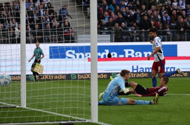 GER, 2 Liga, Hamburger SV vs 1 FC Nuernberg 03 11 2024, Volksparkstadion, Hamburg, GER, 2 Liga, Hamburger SV vs 1 FC Nuernberg im Bild picture shows Goal for 1 0 Goal scorer Daniel Elfadli Hamburger SV 08 scores for 1 0 into the goal of goalkeeper Jan Reichert 1 FC Nuernberg 01 nordphotoxGmbHx xTauchnitz nph00059