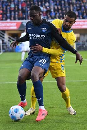 Paderborn, Home Deluxe Arena, 03 11 24, GER, Men, 2 Bundesliga, Season 2024 2025, SC Paderborn 07 Eintracht Braunschweig Picture from left in duel Ilyas ANSAH Paderborn and Leon BELL BELL Braunschweig Only for editorial use DFL regulations prohibit any use of photographs as image sequences and or quasi video NRW Germany