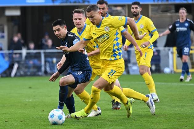 Paderborn, Home Deluxe Arena, 03 11 24, GER, Herren, 2 Bundesliga, Saison 2024 2025, SC Paderborn 07 Eintracht Braunschweig Picture from left in duel Raphael OBERMAIR Paderborn and Sven KOEHLER Braunschweig Only for editorial use DFL regulations prohibit any use of photographs as image sequences and or quasi video NRW Germany