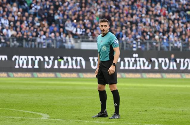 GER, 2 Liga, Hamburger SV vs 1 FC Nuernberg 03 11 2024, Volksparkstadion, Hamburg, GER, 2 Liga, Hamburger SV vs 1 FC Nuernberg in the picture picture shows single action action whole figure single release referee Tom Bauer nordphotoxGmbHx xTauchnitz nph00059