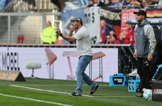GER, 2 Liga, Hamburger SV vs 1 FC Nuernberg 03 11 2024, Volksparkstadion, Hamburg, GER, 2 Liga, Hamburger SV vs 1 FC Nuernberg in the picture picture shows Coaching zone Sideline Coaching area Technical zone Coach Steffen Baumgart Hamburger SV gives hand signal nordphotoxGmbHx xTauchnitz nph00059