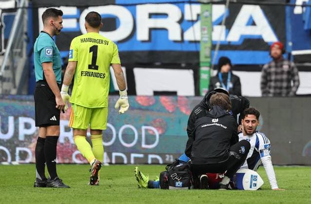 GER, 2 Liga, Hamburger SV vs 1 FC Nuernberg 03 11 2024, Volksparkstadion, Hamburg, GER, 2 Liga, Hamburger SV vs 1 FC Nuernberg in the picture picture shows Injury Injury pain Ludovit Reis Hamburger SV 14 is taken care of left referee Tom Bauer and goalkeeper Daniel Heuer Fernandes Hamburger SV 01 nordphotoxGmbHx xTauchnitz nph00059