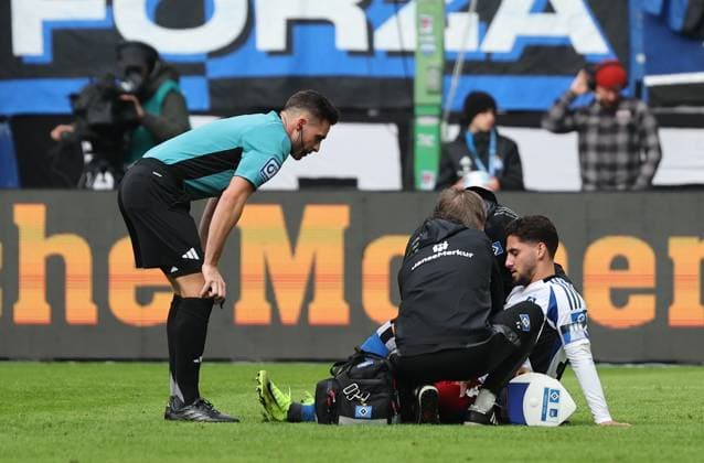 GER, 2 Liga, Hamburger SV vs 1 FC Nuernberg 03 11 2024, Volksparkstadion, Hamburg, GER, 2 Liga, Hamburger SV vs 1 FC Nuernberg in the picture picture shows Injury Injury pain Ludovit Reis Hamburger SV 14 is taken care of left referee Tom Bauer nordphotoxGmbHx xTauchnitz nph00059