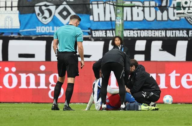 GER, 2 Liga, Hamburger SV vs 1 FC Nuernberg 03 11 2024, Volksparkstadion, Hamburg, GER, 2 Liga, Hamburger SV vs 1 FC Nuernberg in the picture picture shows Injury Injury pain Ludovit Reis Hamburger SV 14 is taken care of limks referee Tom Bauer nordphotoxGmbHx xTauchnitz nph00059