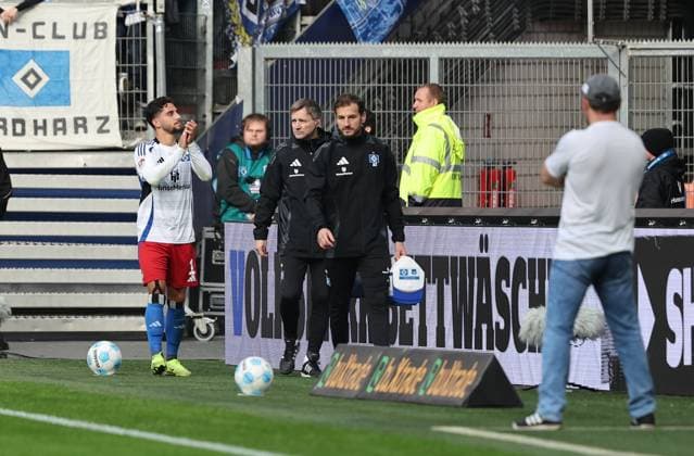 GER, 2 Liga, Hamburger SV vs 1 FC Nuernberg 03 11 2024, Volksparkstadion, Hamburg, GER, 2 Liga, Hamburger SV vs 1 FC Nuernberg in picture picture shows Injured Injury Pain Ludovit Reis Hamburger SV 14 leaves the pitch nordphotoxGmbHx xTauchnitz nph00059