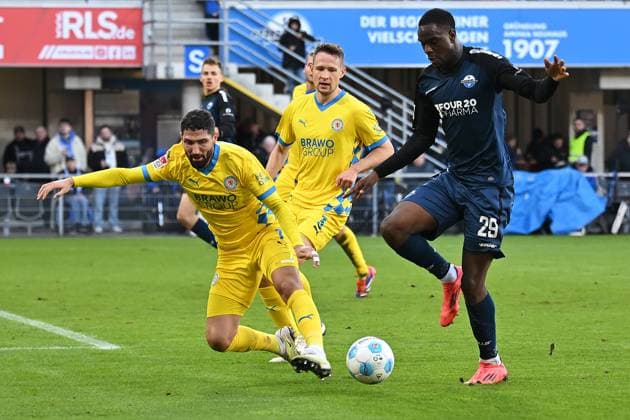 Paderborn, Home Deluxe Arena, 03 11 24, GER, Herren, 2 Bundesliga, Saison 2024 2025, SC Paderborn 07 Eintracht Braunschweig Picture from left in duel Fabio KAUFMANN Braunschweig and Ilyas ANSAH Paderborn Only for editorial use DFL regulations prohibit any use of photographs as image sequences and or quasi video NRW Germany