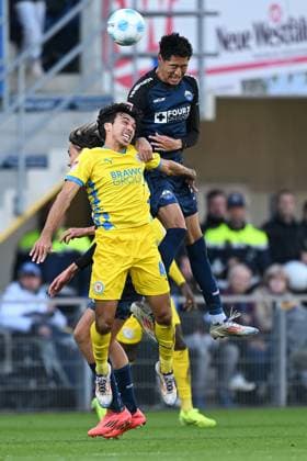 Paderborn, Home Deluxe Arena, 03 11 24, GER, Herren, 2 Bundesliga, Saison 2024 2025, SC Paderborn 07 Eintracht Braunschweig Bild v li im Zweikampf Johan GOMEZ Braunschweig und Santiago CASTANEDA Paderborn im Kopfball, Kopfballduell Only for editorial use DFL regulations prohibit any use of photographs as image sequences and or quasi video NRW Deutschland