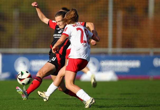 Nastassja Lein (fcn) - Mia Scholle , Frauen 2.Bundesliga , 1.FCN Nürnberg-Freiburg II, Spieltag 9, Fußball , in den Sportpark Valznerweiher Stadion , Nürnberg, Bayern, Deutschland . November 03, 2024 . Photo by: Davide Elias Ipa Photo Pressefoto DENL Copyright: xDavidexEliasx