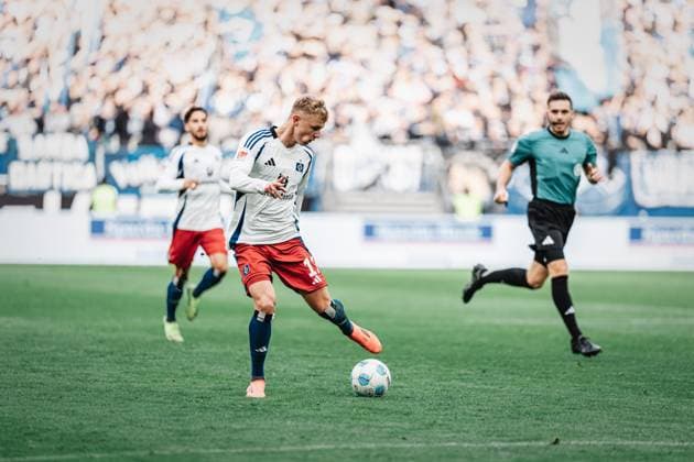 Soccer Men Season 2024 2025 2 Soccer Bundesliga 11 Matchday Hamburger SV vs 1 FC Nürnberg 03 11 2024 Adam Karabec 17, HSV plays an assist Hamburg Volksparkstadion Hamburg Germany
