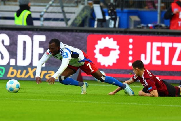 GER, Hamburg, Football, DFB, HSV vs 1 FC Nuernberg, im Volkspark Stadion, 03 11 2024, v l Jean Luc Dompe Hamburger SV wird gefault DFL regulations prohibit any use of photographs as image sequences and or quasi video Copyright: HMBxMedia FernandoxSoares