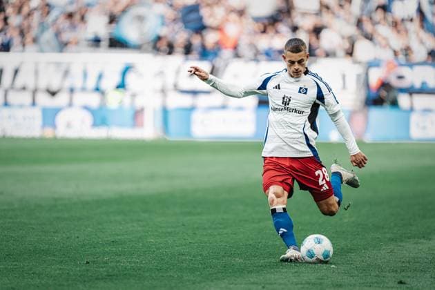 Soccer Men Season 2024 2025 2 Soccer Bundesliga 11 Matchday Hamburger SV vs 1 FC Nürnberg 03 11 2024 Miro Muheim 28, HSV at free kick Hamburg Volksparkstadion Hamburg Germany