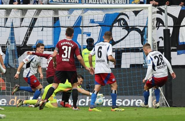 GER, 2 Liga, Hamburger SV vs 1 FC Nuernberg 03 11 2024, Volksparkstadion, Hamburg, GER, 2 Liga, Hamburger SV vs 1 FC Nuernberg im Bild picture shows goalkeeper save by goalkeeper Daniel Heuer Fernandes Hamburger SV 01 nordphotoxGmbHx xTauchnitz nph00059