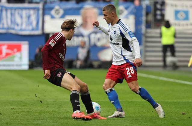 GER, 2 Liga, Hamburger SV vs. 1 FC Nuernberg 03 11 2024, Volksparkstadion, Hamburg, GER, 2 Liga, Hamburger SV vs. 1 FC Nuernberg in the picture picture shows Miro Muheim Hamburger SV 28 passes Caspar Jander 1 FC Nuernberg 20 nordphotoxGmbHx xTauchnitz nph00059