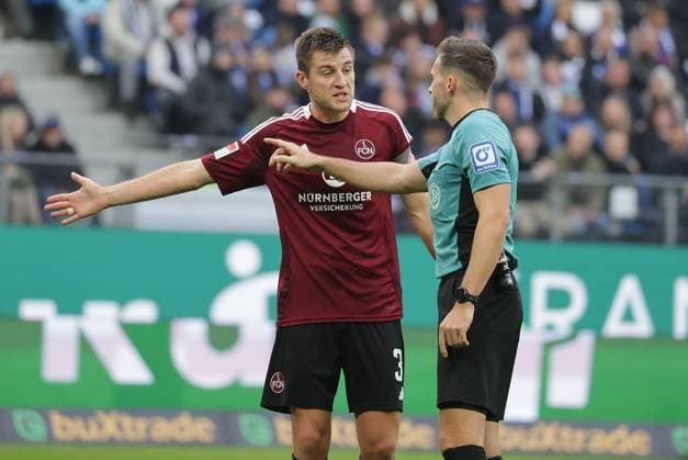Robin Knoche 1 FC Nuernberg , Referee Tom Bauer Football, Men, Season 2024 2025, 2 BL, Volksparkstadion, Hamburger SV vs 1 FC Nuernberg DFL REGULATIONS PROHIBIT ANY USE OF PHOTOGRAPHS AS IMAGE SEQUENCES AND OR QUASI VIDEO