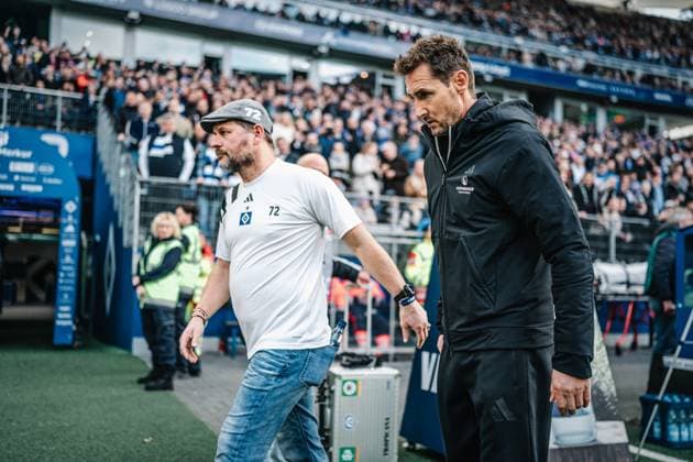 Soccer Men Season 2024 2025 2 Soccer Bundesliga 11 Matchday Hamburger SV vs 1 FC Nürnberg 03 11 2024 f l Coach Steffen Baumgart HSV and Coach Miroslav Klose 1 FC Nürnberg Handshake before the match Hamburg Volksparkstadion Hamburg Germany