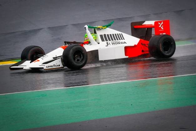 Formel 1, GP Brasilien in Sao Paulo, Lewis Hamilton fährt historisches Rennauto von Ayrton Senna Treino classificatório GP F1 Lenovo SP SÃO PAULO, SP - 03.11.2024: TREINO CLASSIFICATÓRIO GP F1 LENOVO SP - It takes place this Sunday (03) at the Interlagos racetrack, in the south of the capital of São Paulo, after being postponed due to the heavy rain that fell this Saturday (02), the qualifying training for the Formula 1 Lenovo Grand Prix of São Paulo 2024. In the photo, in homage to the former Brazilian driver Ayrton Senna. the driver, Lewis Hamilton 44, MERCEDES, drives the Mclaren MP4 5, of the two-time World Championship, WM, Weltmeisterschaft (Photo: Aloisio Mauricio Fotoarena) x2645150x AloisioxMauricio