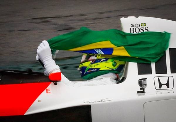 Formel 1, GP Brasilien in Sao Paulo, Lewis Hamilton fährt historisches Rennauto von Ayrton Senna Treino classificatório GP F1 Lenovo SP SÃO PAULO, SP - 03.11.2024: TREINO CLASSIFICATÓRIO GP F1 LENOVO SP - It takes place this Sunday (03) at the Interlagos racetrack, in the south of the capital of São Paulo, after being postponed due to the heavy rain that fell this Saturday (02), the qualifying training for the Formula 1 Lenovo Grand Prix of São Paulo 2024. In the photo, in homage to the former Brazilian driver Ayrton Senna. the driver, Lewis Hamilton 44, MERCEDES, drives the Mclaren MP4 5, of the two-time World Championship, WM, Weltmeisterschaft (Photo: Aloisio Mauricio Fotoarena) x2645153x AloisioxMauricio