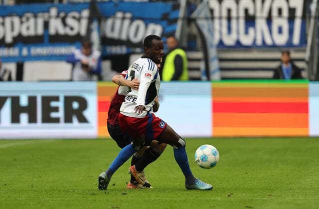 GER, 2 Liga, Hamburger SV vs 1 FC Nuernberg 03 11 2024, Volksparkstadion, Hamburg, GER, 2 Liga, Hamburger SV vs 1 FC Nuernberg im Bild picture shows Jean Luc DompÃ Dompe Hamburger SV 07 in duel against Stefanos Tzimas 1 FC Nuernberg 09 nordphotoxGmbHx xTauchnitz nph00059