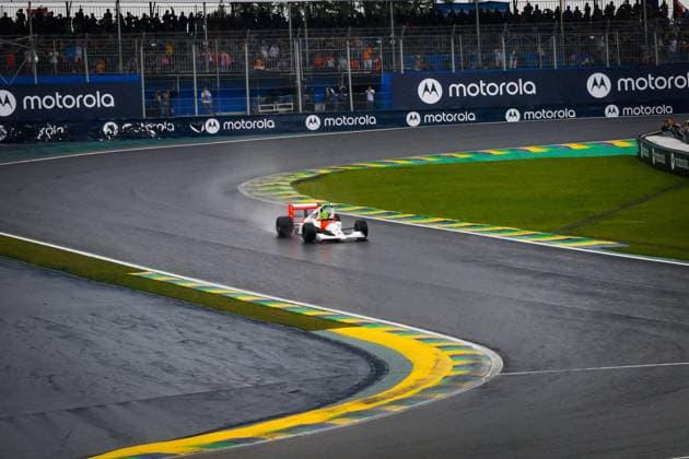 Formel 1, GP Brasilien in Sao Paulo, Lewis Hamilton fährt historisches Rennauto von Ayrton Senna Treino classificatório GP F1 Lenovo SP SÃO PAULO, SP - 03.11.2024: TREINO CLASSIFICATÓRIO GP F1 LENOVO SP - It takes place this Sunday (03) at the Interlagos racetrack, in the south of the capital of São Paulo, after being postponed due to the heavy rain that fell this Saturday (02), the qualifying training for the Formula 1 Lenovo Grand Prix of São Paulo 2024. In the photo, in homage to the former Brazilian driver Ayrton Senna. the driver, Lewis Hamilton 44, MERCEDES, drives the Mclaren MP4 5, of the two-time World Championship, WM, Weltmeisterschaft (Photo: Aloisio Mauricio Fotoarena) x2645156x AloisioxMauricio