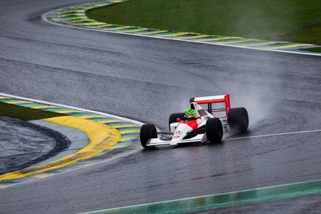 Formel 1, GP Brasilien in Sao Paulo, Lewis Hamilton fährt historisches Rennauto von Ayrton Senna Lewis Hamilton driving the McLaren MP4 5B of Ayrton Senna during the Formula 1 Grande Premio de Sao Paulo 2024, 21th round of the 2024 Formula One World Championship, WM, Weltmeisterschaft from November 1 to 3, 2024 on the Interlagos Circuit, in Sao Paulo, Brazil - F1 - SAO PAULO GRAND PRIX 2024 DPPI Panoramic  241103_R21_BRASILE_DP_FG007446