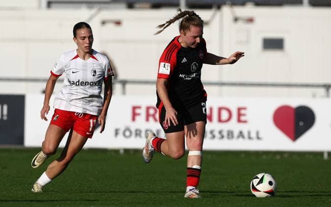 Nora Scherer ( freiburg, li ) - Madeleine Steck ( fcn , re ) , Frauen 2.Bundesliga , 1.FCN Nürnberg-Freiburg II, Spieltag 9, Fußball , in den Sportpark Valznerweiher Stadion , Nürnberg, Bayern, Deutschland . November 03, 2024 . Photo by: Davide Elias Ipa Photo Pressefoto DENL Copyright: xDavidexEliasx