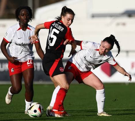 Rebekka Salfelder ( fcn, mitte ) - Michelle Blöchlinger ( freiburg, re ) , Frauen 2.Bundesliga , 1.FCN Nürnberg-Freiburg II, Spieltag 9, Fußball , in den Sportpark Valznerweiher Stadion , Nürnberg, Bayern, Deutschland . November 03, 2024 . Photo by: Davide Elias Ipa Photo Pressefoto DENL Copyright: xDavidexEliasx
