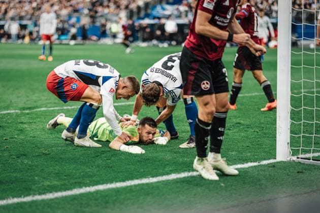 Soccer Men Season 2024 2025 2 Soccer Bundesliga 11 Matchday Hamburger SV vs 1 FC Nürnberg 03 11 2024 v l Miro Muheim 28, HSV and Moritz Heyer 3, HSV cheer Daniel Heuer Fernandes 1, HSV after his parade Hamburg Volksparkstadion Hamburg Germany